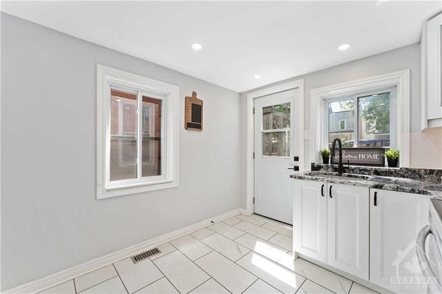 276 Clarence Street, Townhouse with 3 bedrooms, 2 bathrooms and 2 parking in Ottawa ON | Image 11