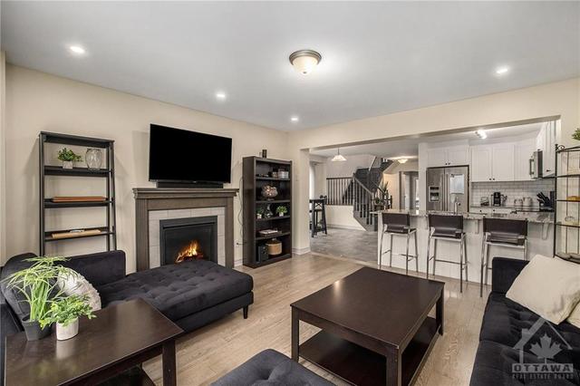 819 Stallion Crescent, Townhouse with 5 bedrooms, 4 bathrooms and 3 parking in Ottawa ON | Image 6