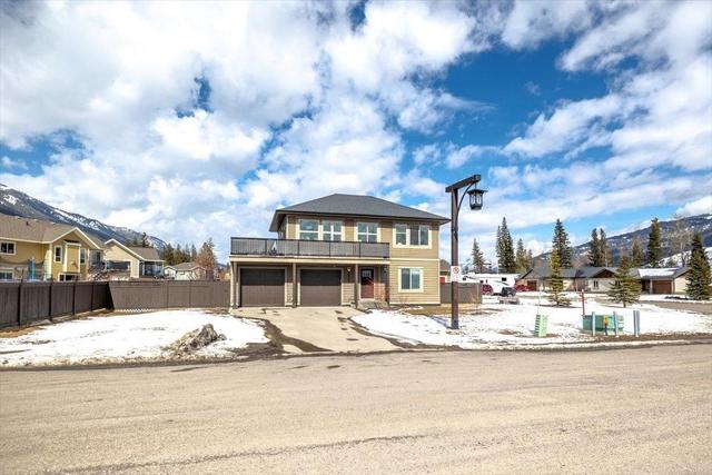 2221 Black Hawk Drive, House detached with 3 bedrooms, 2 bathrooms and 4 parking in Sparwood BC | Image 33