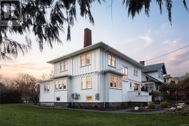 1174 Monterey Ave, House detached with 7 bedrooms, 5 bathrooms and 4 parking in Oak Bay BC | Image 1