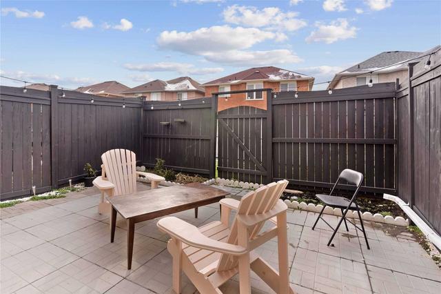 34 Brisbane Crt, Townhouse with 3 bedrooms, 3 bathrooms and 2 parking in Brampton ON | Image 9