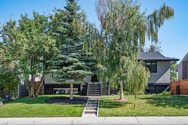 12 Lake Emerald Road Se, House detached with 5 bedrooms, 3 bathrooms and 2 parking in Calgary AB | Image 2