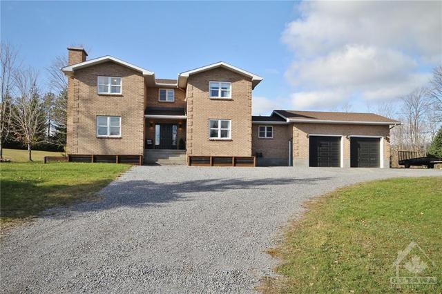 2111 Stratton Drive, House detached with 6 bedrooms, 4 bathrooms and 6 parking in Ottawa ON | Card Image