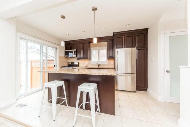 3549 Queenston Dr, House semidetached with 3 bedrooms, 2 bathrooms and 5 parking in Mississauga ON | Image 6