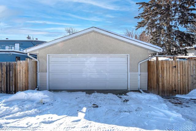 24 Gissing Drive Sw, House detached with 4 bedrooms, 3 bathrooms and 2 parking in Calgary AB | Image 43