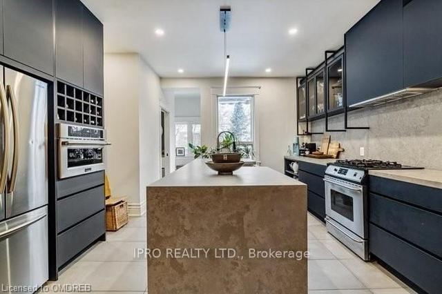26 Ridley Gdns, House semidetached with 2 bedrooms, 3 bathrooms and 0 parking in Toronto ON | Image 3