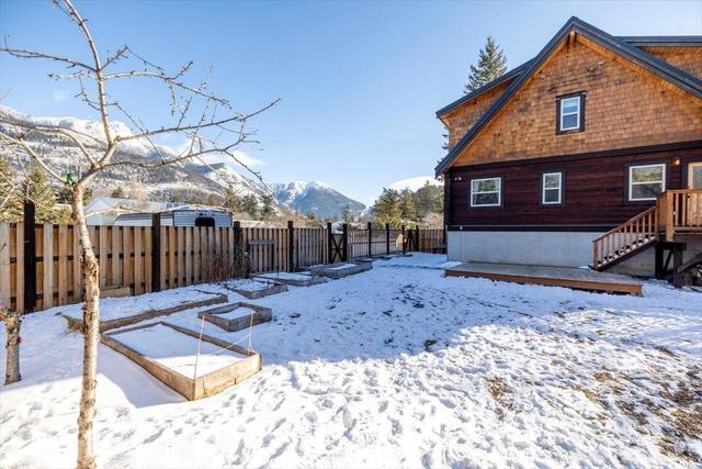 9115 Main Street, House detached with 3 bedrooms, 2 bathrooms and 3 parking in East Kootenay B BC | Image 54