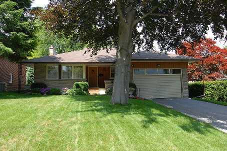 18 Woodway Tr, House detached with 3 bedrooms, 3 bathrooms and 4 parking in Toronto ON | Image 1