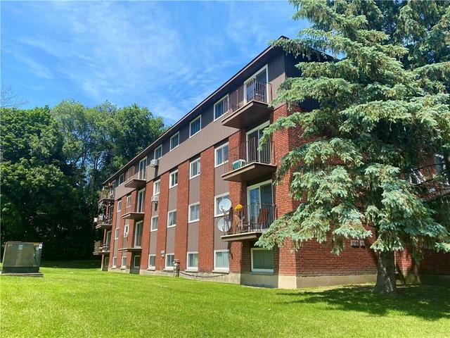6 - 2 Charlotte Place, Condo with 2 bedrooms, 1 bathrooms and 1 parking in Brockville ON | Image 2