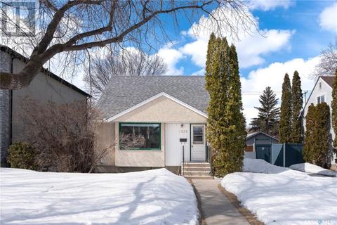 1525 Edward Avenue, House detached with 3 bedrooms, 2 bathrooms and null parking in Saskatoon SK | Card Image