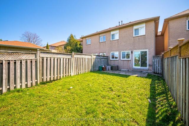 92 Cedarwood Cres, House attached with 3 bedrooms, 3 bathrooms and 3 parking in Brampton ON | Image 30