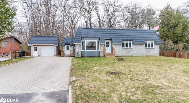 3914 Rosemary Lane, House detached with 3 bedrooms, 2 bathrooms and 5 parking in Innisfil ON | Image 1