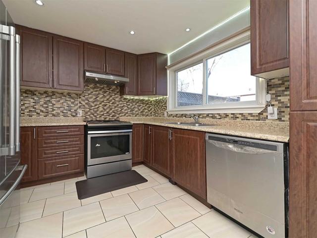 162 Hansen Rd N, House semidetached with 3 bedrooms, 4 bathrooms and 5 parking in Brampton ON | Image 5