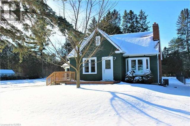 199 Angeline St S, House detached with 2 bedrooms, 1 bathrooms and 9 parking in Kawartha Lakes ON | Image 1