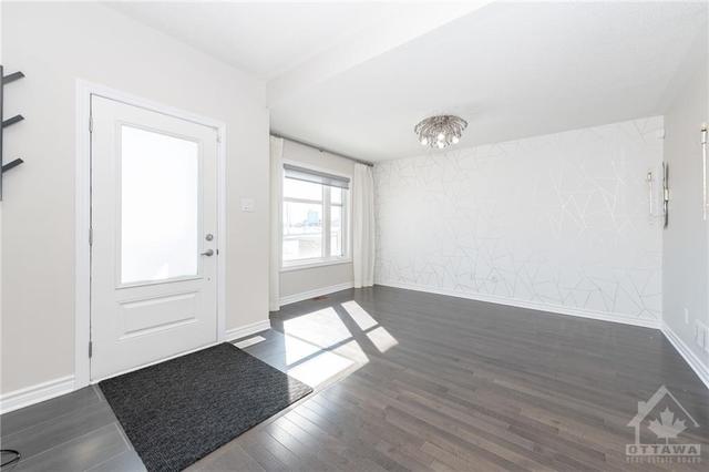 530 Silvertip Lane, Townhouse with 3 bedrooms, 3 bathrooms and 4 parking in Ottawa ON | Image 3