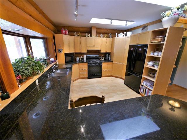 7459 Mauriello Road, House detached with 4 bedrooms, 3 bathrooms and 2 parking in Central Kootenay E BC | Image 10