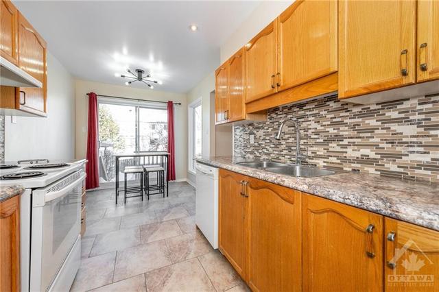 780 Hancock Crescent, Townhouse with 3 bedrooms, 3 bathrooms and 3 parking in Ottawa ON | Image 3