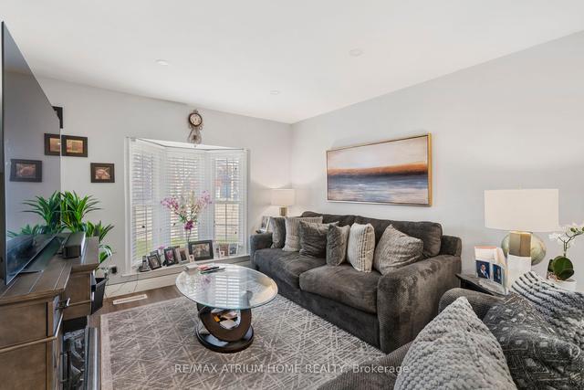 61 West Burton Crt, House attached with 3 bedrooms, 4 bathrooms and 5 parking in Toronto ON | Image 14