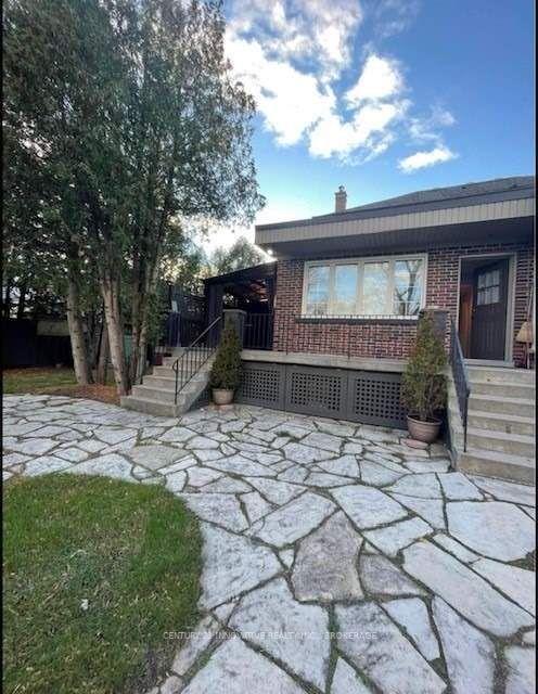 11 Lorraine Gdns, House detached with 4 bedrooms, 3 bathrooms and 8 parking in Toronto ON | Image 6