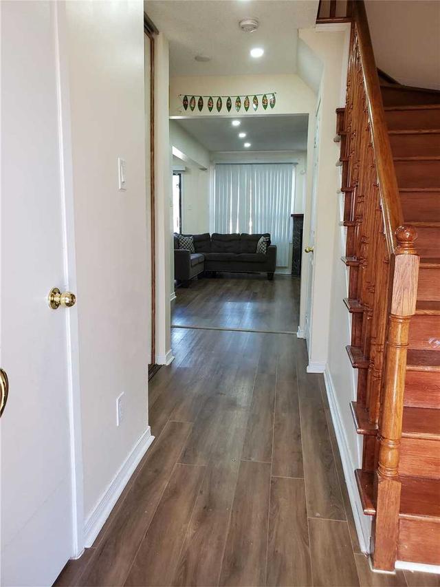16 Farnham Dr, Townhouse with 3 bedrooms, 2 bathrooms and 2 parking in Brampton ON | Image 12