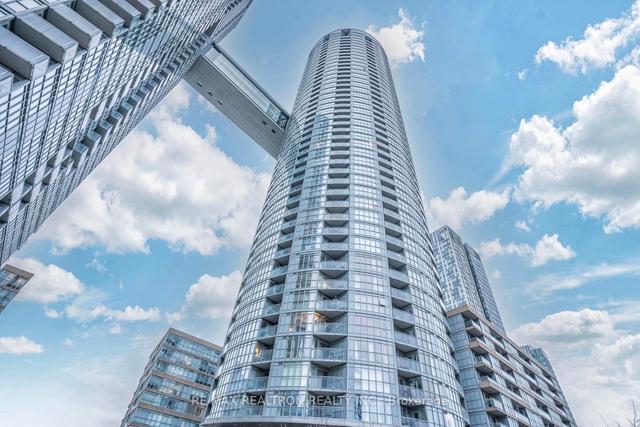 922 - 21 Iceboat Terr, Condo with 0 bedrooms, 1 bathrooms and 0 parking in Toronto ON | Image 1