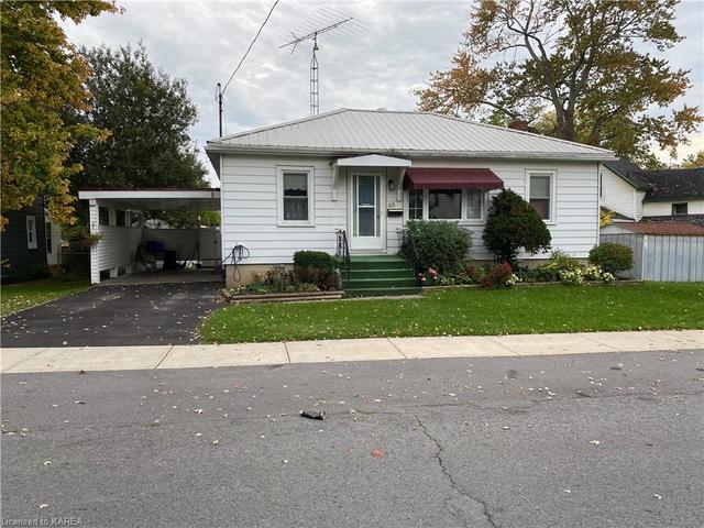 88 Thomas Street W, House detached with 2 bedrooms, 1 bathrooms and 4 parking in Greater Napanee ON | Image 1
