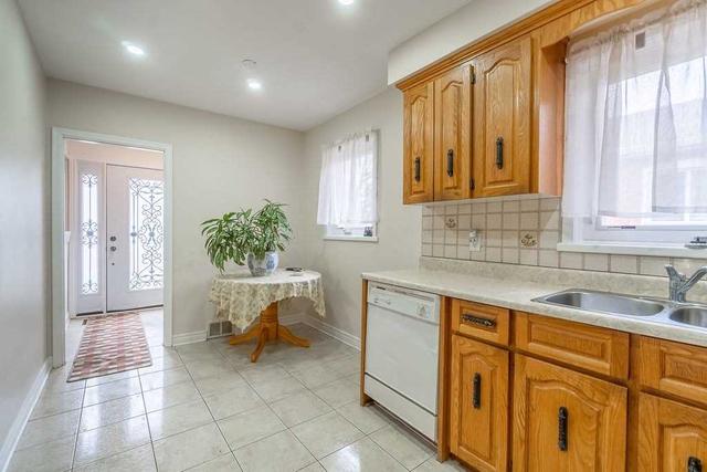 34 Waxham Rd, House detached with 3 bedrooms, 2 bathrooms and 4 parking in Toronto ON | Image 37