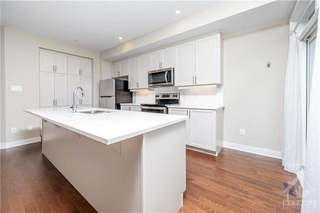 169 Longworth Avenue, Townhouse with 3 bedrooms, 3 bathrooms and 2 parking in Ottawa ON | Image 8