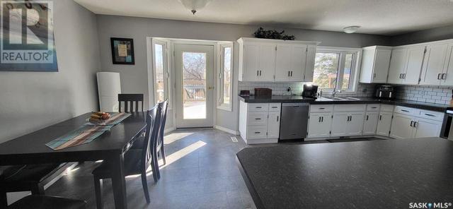 110 Tripp Road, House detached with 4 bedrooms, 3 bathrooms and null parking in Oxbow SK | Image 2