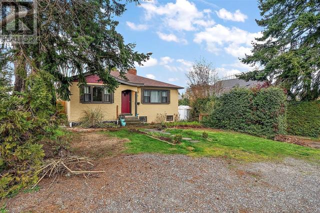 920 Lodge Ave, House detached with 4 bedrooms, 2 bathrooms and 3 parking in Saanich BC | Image 3