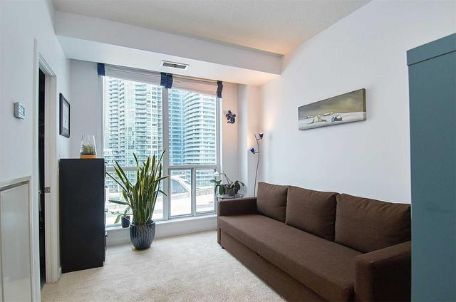 1002 - 218 Queens Quay W, Condo with 2 bedrooms, 2 bathrooms and 1 parking in Toronto ON | Image 12