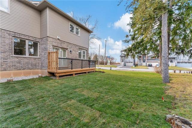 121 Birkett Lane, House attached with 3 bedrooms, 1 bathrooms and 1 parking in Brantford ON | Image 20