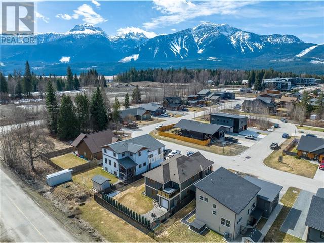 1938 Aspen Crescent, House detached with 4 bedrooms, 3 bathrooms and 6 parking in Revelstoke BC | Image 5