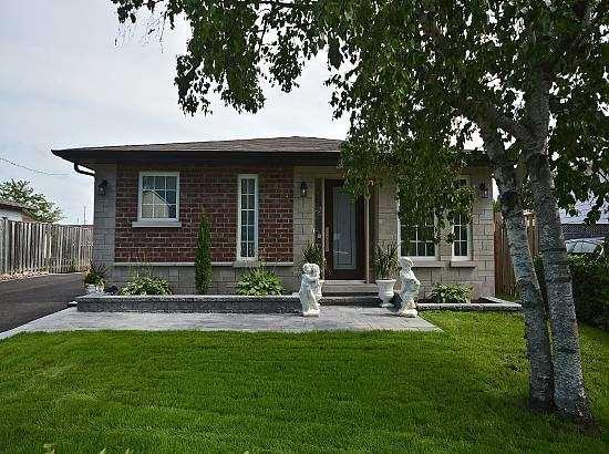 834 Cabot Tr, House detached with 3 bedrooms, 2 bathrooms and 9 parking in Milton ON | Image 1