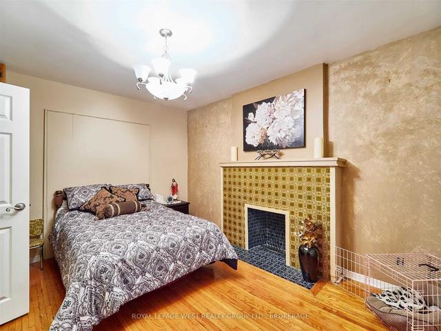 1925 Dufferin St, House detached with 3 bedrooms, 3 bathrooms and 4 parking in Toronto ON | Image 2
