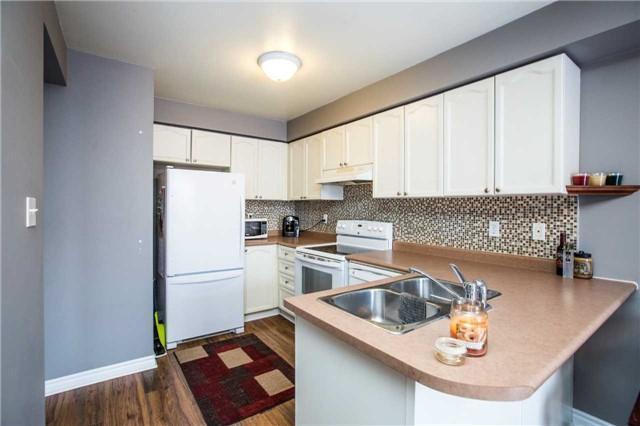32 Pass Crt, House attached with 2 bedrooms, 2 bathrooms and 2 parking in Barrie ON | Image 2
