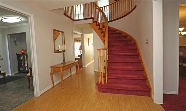 896 Lavis Crt, House detached with 4 bedrooms, 3 bathrooms and 4 parking in Oshawa ON | Image 2