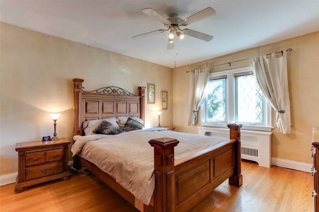 6 Old Mill Terr, House detached with 4 bedrooms, 3 bathrooms and 7 parking in Toronto ON | Image 3