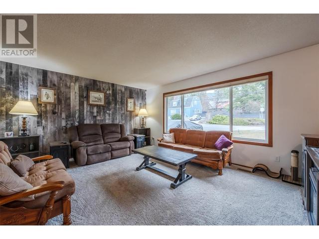 3305 8th Street, House detached with 3 bedrooms, 1 bathrooms and 5 parking in Okanagan Similkameen E BC | Image 8