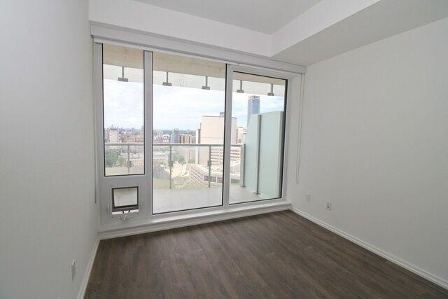 2209 - 197 Yonge St, Condo with 3 bedrooms, 2 bathrooms and 1 parking in Toronto ON | Image 13