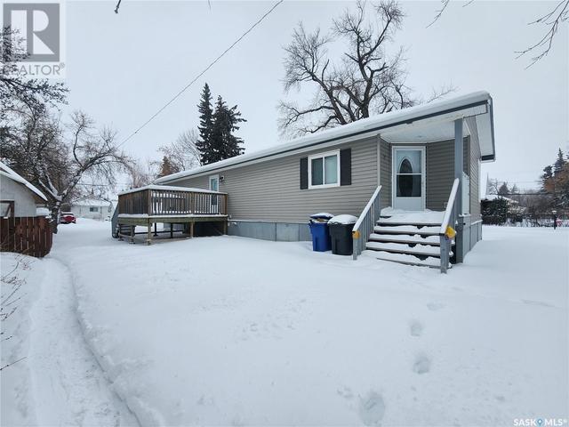 147 6th Avenue E, Home with 2 bedrooms, 2 bathrooms and null parking in Melville SK | Image 3