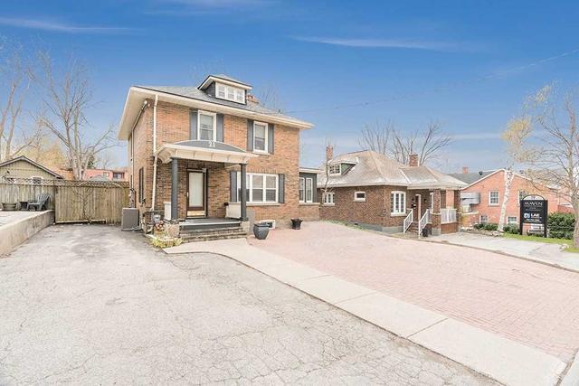 21 Poyntz St, House detached with 3 bedrooms, 2 bathrooms and 5 parking in Barrie ON | Image 1