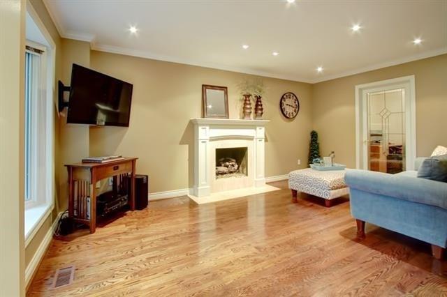 1160 Chapelton Pl, House detached with 4 bedrooms, 5 bathrooms and 2 parking in Oakville ON | Image 6