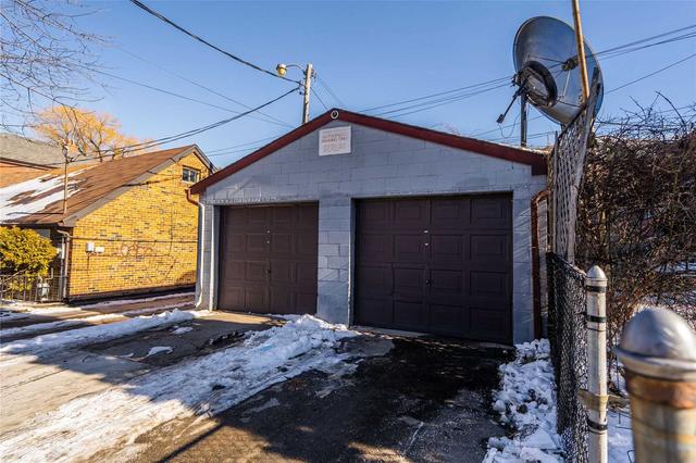 1100 Dundas St W, House semidetached with 6 bedrooms, 2 bathrooms and 4 parking in Toronto ON | Image 13
