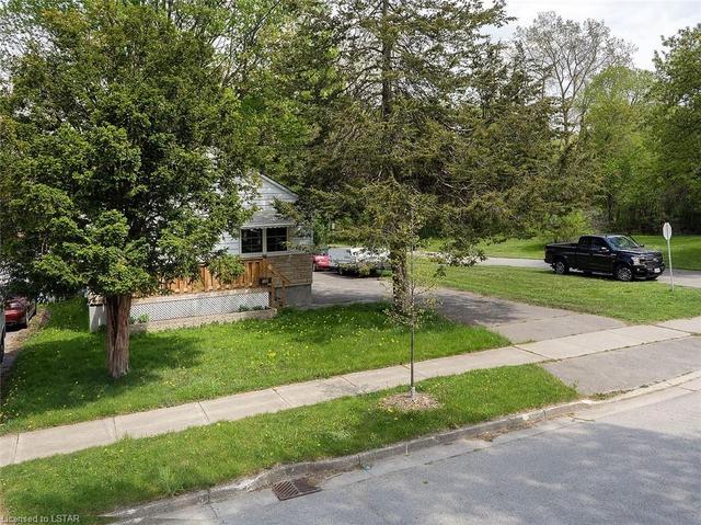 190 Helena Avenue, House detached with 2 bedrooms, 1 bathrooms and 6 parking in London ON | Image 2