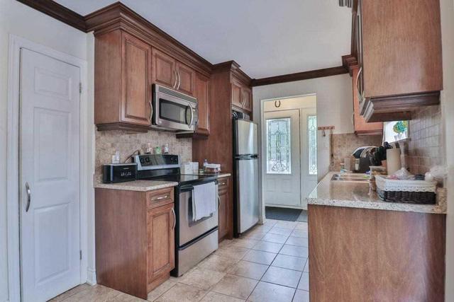 37 Grange Dr, House semidetached with 3 bedrooms, 2 bathrooms and 4 parking in Brampton ON | Image 6