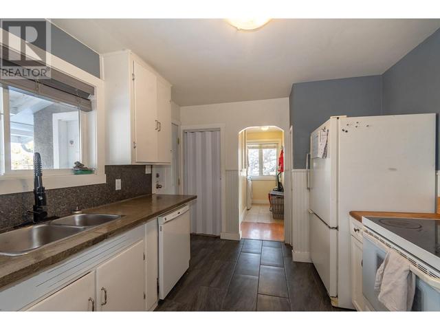 4003 27 Avenue, House detached with 3 bedrooms, 2 bathrooms and 1 parking in Vernon BC | Image 12