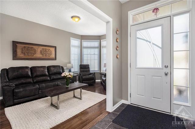 911 Burwash Landing Bay, Townhouse with 3 bedrooms, 3 bathrooms and 4 parking in Ottawa ON | Image 3