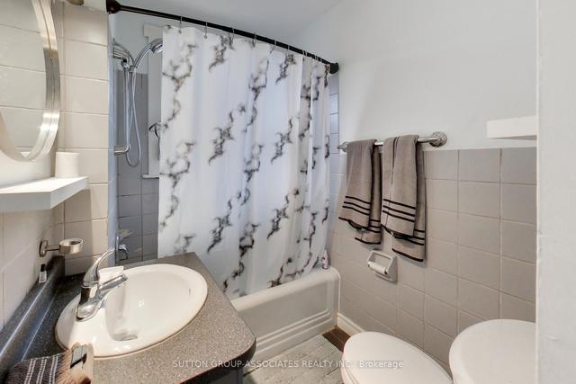 173 Maplewood Ave, House semidetached with 2 bedrooms, 2 bathrooms and 1 parking in Toronto ON | Image 5
