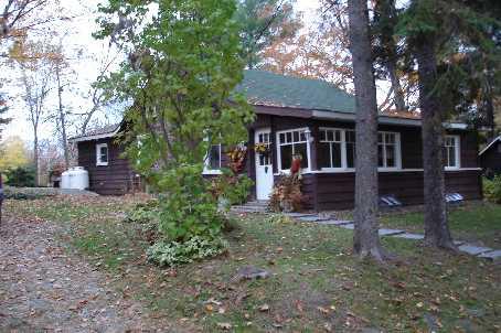 1012 Bowyers Beach Rd, House detached with 2 bedrooms, 1 bathrooms and 4 parking in Bracebridge ON | Image 1